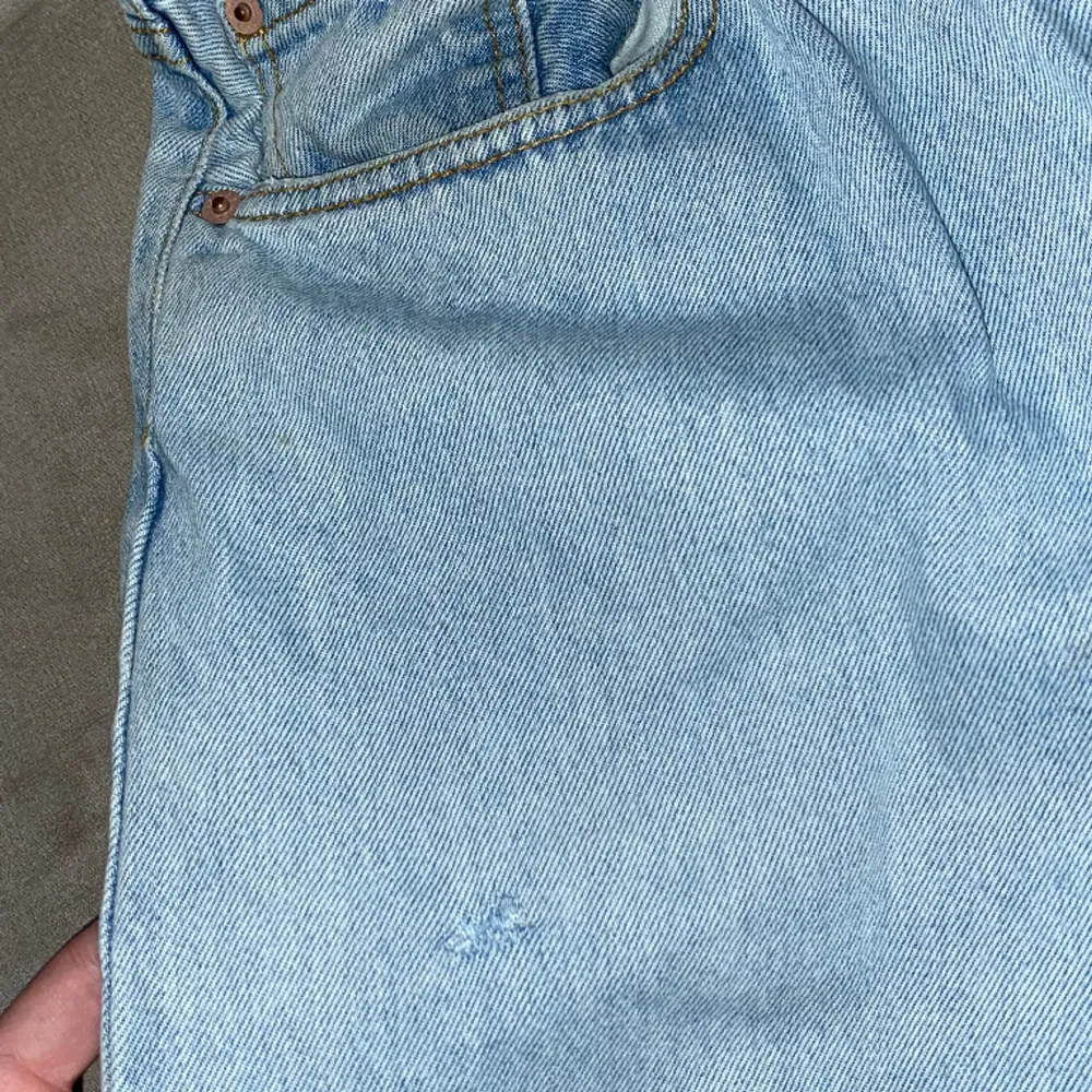 Knappgylf, Levis jeans! Fint skick, litet rivmärke under höger ficka (se sista bilden) högmidjade W30 L30. Jeans & Byxor.