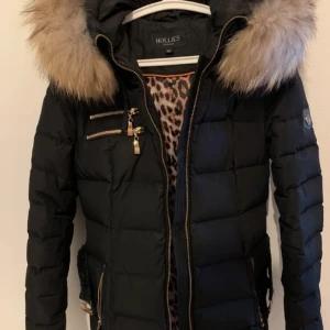 Hollies jacka storlek 34 - Använt en halv vinter pga för liten så den är som ny, äkta päls 