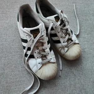 Adidas superstars - Adidas superstar sneakers. Bra skick och inga hål. Men det syns att de är använda såattsäja.