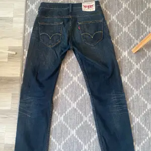 Jätte fina lågmidjade Levi jeans i bra skick! Strl xs-s! Hör av er till mig för frågor om mått mm🫶🏻🥰