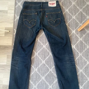 Levis jeans  - Jätte fina lågmidjade Levi jeans i bra skick! Strl xs-s! Hör av er till mig för frågor om mått mm🫶🏻🥰
