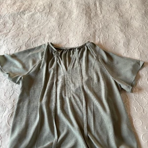 Vårblus  - Ljusgrön kortärmad blus från HM i storlek L. Polyester. Använd 1 gång.