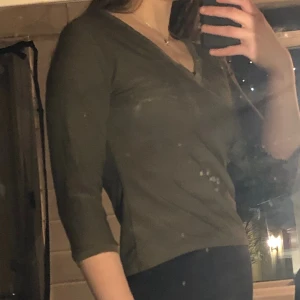 Trekvarts tröja - Militärgrön trekvarts tröja som andas väldigt bra. Storlek M, men skulle själv säga att den är s-m