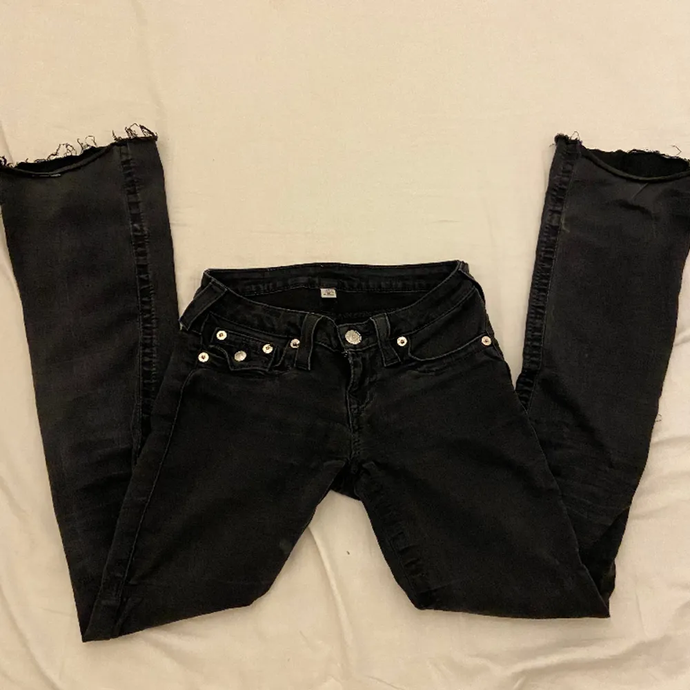 Köpte ett par jeans här på PLICK som tyvärr var för stora🥺 Säljer nu då ett par skit snygga true religion jeans för bra pris, fint skick och ett hål på knät men de ska vara så💗 . Jeans & Byxor.