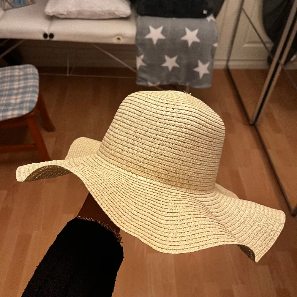 Jättefin hatt som är både instagramvänlig men skyddar också väldigt bra mot solen . Övrigt.