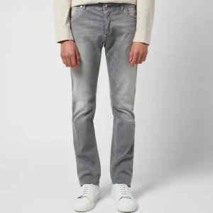 Richard J Brown Tokyo Jeans - MODEL: Tokyo FIT: Slim FLY: Buttons FABRIC: Stretch Denim COLOR: Dark Grey COMPOSITION: 98% Cotton 2% Elastane OTHER DETAILS: Hand stitching on the back pockets. Made in Italy. Liknande modell på första bilden. Lapp bortsprättas bak. Nypris: 4250kr