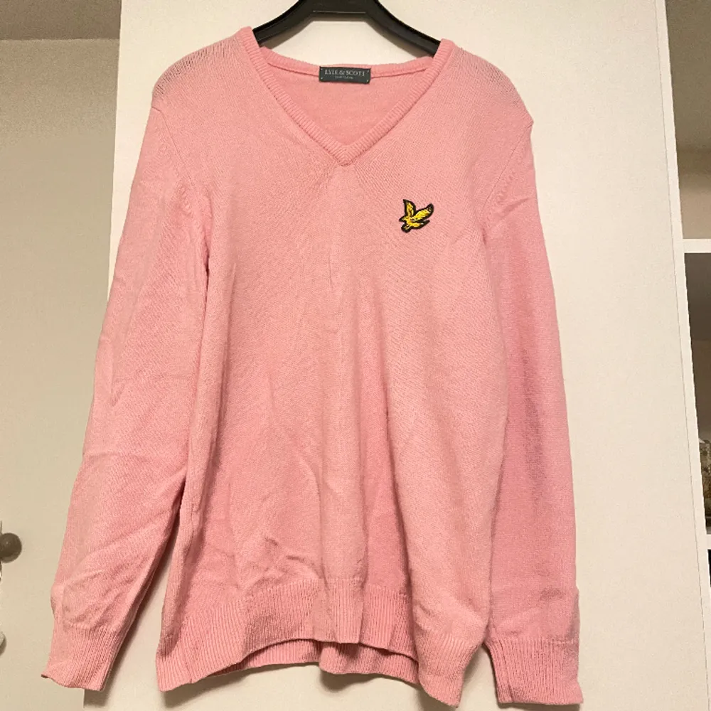 Fin rosa stickad sweatshirt från Lyle & Scott i fint skick! Kontakta mig innan ni använder köp nu🥰. Tröjor & Koftor.