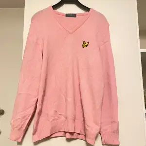 Fin rosa stickad sweatshirt från Lyle & Scott i fint skick! Kontakta mig innan ni använder köp nu🥰