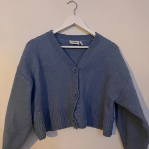 Ljusblå cardigan  - Jag säljer min ljusblåa cardigan kofta från Weekday som är i storlek S och inga tecken på användning❤️ säljer den för att den inte passade mig.
