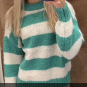 Stickad tröja - En skit fin o mysig tröja💚Kommer tyvär inte till använding för mig då ja har likande(om du har nån fråga eller vill ha mer bilder är det bara att skriva🙌🏼)