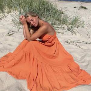 Säljer denna populära orangea långklänning från hm som är slutsåld💓 Fraktkostnader tillkommer vid köp😊