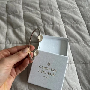 Carolin Svedbom Armband  - Jag säljer nu mitt super fina Carolin Svedbom armband i jättefint sick! ❣️