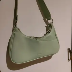 Supersöt grön handväska från Rizzo 🥰 oanvänd och i nyskick. Har flera fack inuti väskan och perfekt storlek❤️