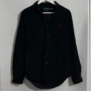 Ralph Lauren Black Slim Fit Corduroy Shirt. Size S. In very good condition without defects. Retail price is around 1800 kr. Selling only from Plick 
