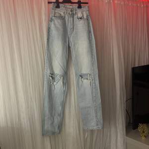 Jeans från Gina tricot, storlek 32. Byxorna är i mycket bra skick finns inget tecken på användning, använda 3-4 gånger. Byxorna är lite skrynkliga då dom har legat i garderoben ett tag. 