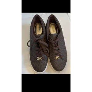 Michel kors sneakers - Säljer nu mina Michael kors skor då jag inte kan ha dom, dom är knappt använda, så väldigt fint skick. Strl 39