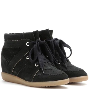 Isabel Marant skor - Säljer dessa fina Isabel Marant skor, i färgen svart och har brun klack, i bra skick 