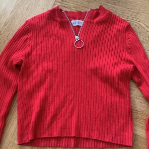 Röd crop sleeve  - En röd tröja med långa ärmar och gropar vid naveln, väldigt smickrande på. 