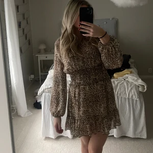 Klänning - Jätte fin klänning från zara i leopardmönster. Perfekt till skolavslutningen