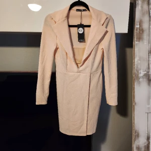 Fin klänning - Ny. Ljusrosa.