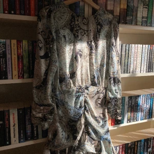 Perfekt festklänning  - Hej!  Säljer en nyinköpt Zara-klänning med prislapp kvar.   Köpt i december och klänningen är helt oanvänd. Ett lyxigt silkesaktigt material ✨ trevlig festklänning!  Möts upp i GBG under 26:e el 27:e, därefter kan jag ses i Sthlm 29:e - 4 jan.