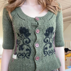 Kortärmad stickad kofta - Så himla fin stickad kofta från odd molly! Jättefint mönster både fram och bak. Materialet är 80% ull, så den är så varm och mysig! Storlek 1 vilket motsvarar ungefär S/36. Hör av dig om du har frågor💋