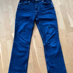 Blå jeans från Dobber i storlek 38. Modellen heter Soho och är en cropped modell. Inköpt på Marqet. 