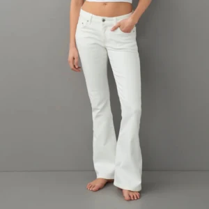 Low waist jeans - Ett par vita low waist jeans,lappen o allt  kvar har aldrig använt dom.