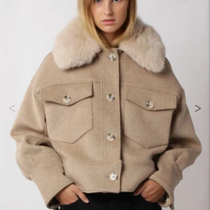 meotine jacka  - Säljer min jätte fina meotine jacka, använd endast 1 gång! köpt här på plick men har ingen användning av den då jag har två andra meotine jackor, vill ni ha egna bilder så skriv, nyskick och inget fel finns på jackan, pris kan sänkas vid snabbaffär💓