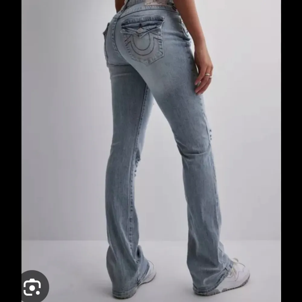 Säljer dessa snygga jeans som inte kommer till användning. Helt i nyskick.  Bara fråga om bilder med jeansen på🌸🌸. Jeans & Byxor.
