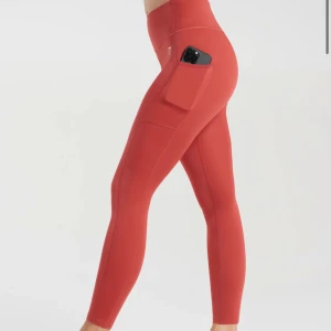 Gymshark - Säljer dessa träningstights med två fickor på vardera sida från gymshark! Säljer då dom är för stora så aldrig använda❤️