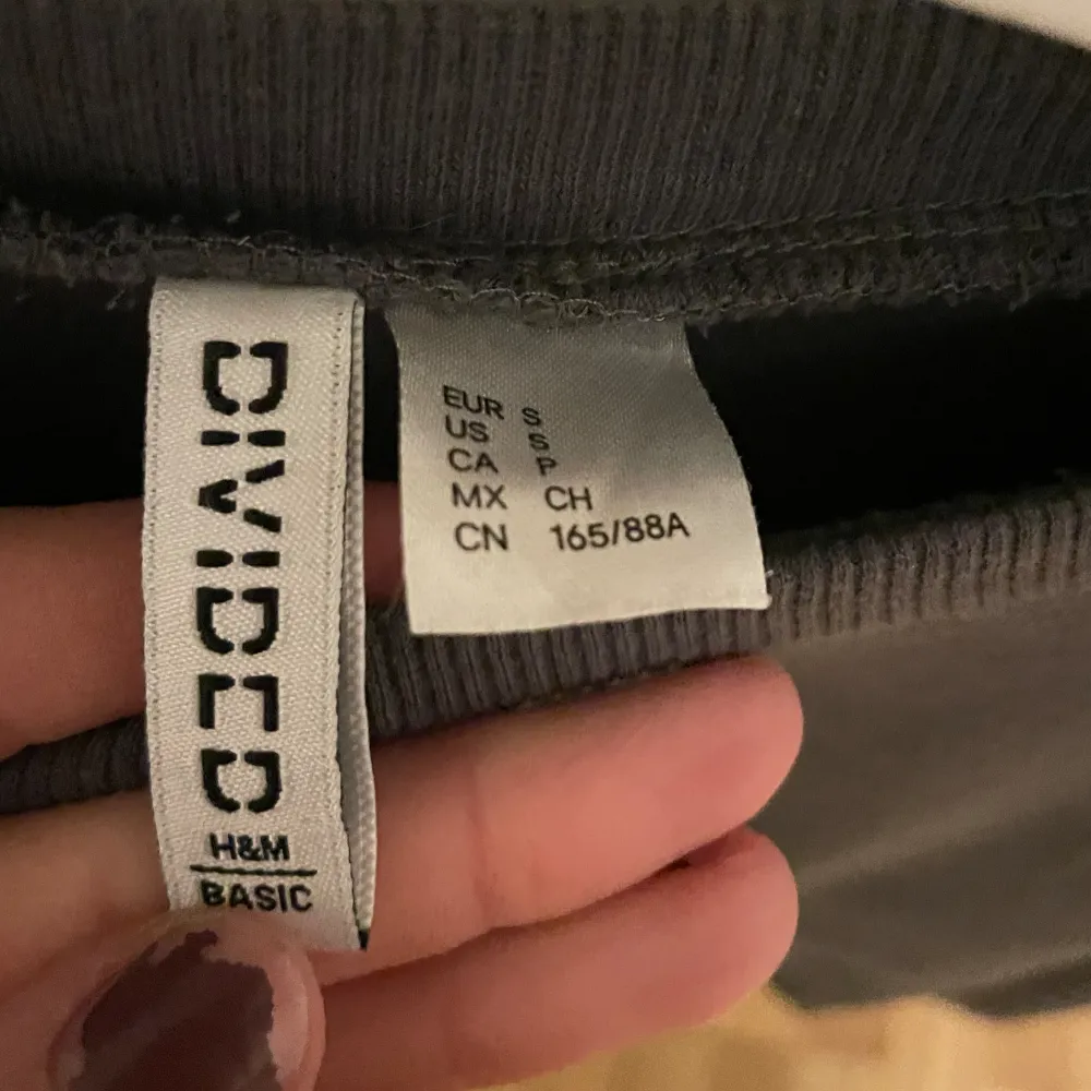 Mysig grå sweatshirt från H&M. På mig som är 170 och vanligtvis har S är den lite kort. Därför skulle jag säga att den är mer som en xs. Knappt använd, så i gott skick! Kontakta mig innan ni använder köp nu <3. Tröjor & Koftor.