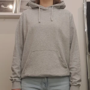Hoodie - Säljer min grå hoodie som inte används då jag har en till likadan. Den är storlek L men passar också mig som vanligtvis har M 💕