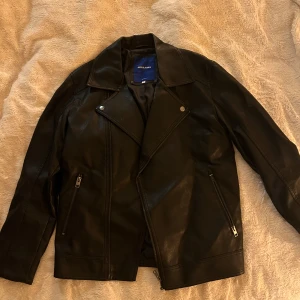 Skinnjacka  - Jack & Jones skinnjacka/ knappt använd  Storlek M - superfin  Tjejer kan också ha denna, lite oversize och snyggt, annars är det original köpt på killavdelningen  > allrid okej att buda/förhandla  ✌🏼💞