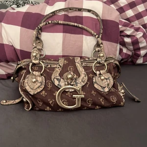 Guess väska - Super fin guess väska, aldrig använd så säljer den😽 helt ny skick 