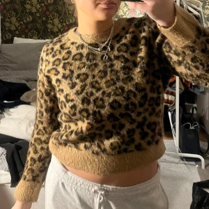 Leopard stickad - Leopardmönstrad stickad, så snygg, fint skick
