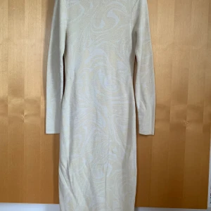 Långärmad maxi klänning - Beige långarmad maxi klänning. Stretchigt skönt plagg. Sitter tajt.  Emilie Malou’s kollektion med NA-KD.