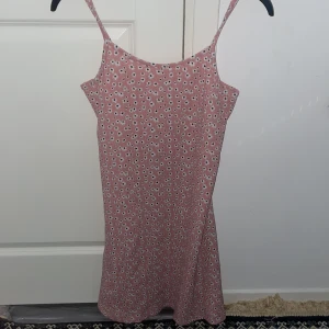 Somrig klänning! - Säljer denna då den inte har använts! Storlek S