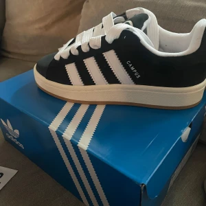 Adidas Campus 00 - Pris går att diskutera. Helt oanvända, endast testat vänster. Säljer för att de var alldeles för stora för mig. Det ska vara storlek 36 men är mer som 38. Jag har vanligtvis strl 36 men det var två centimeter tomt framför tårna kvar.  
