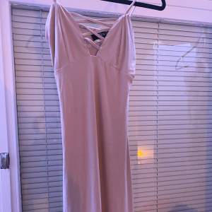 Lång klänning  beige rosa 💗 Passar S 