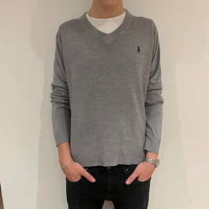 100% Kashmir tröja - Tjena, säljer denna feta v-ringade Kashmir tröjan från Ralph lauren. Skick 8/10 lite nopprig. Ny pris 2500, mitt pris 425 men det är ej hugget i sten. Passar perfekt med en skjorta under. Tvivla inte på att ställa några frågor🍾