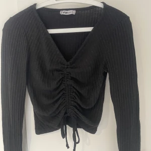 Svart ribbad tröja - Svart ribbad tröja i storlek S, 70kr+frakt.🤍