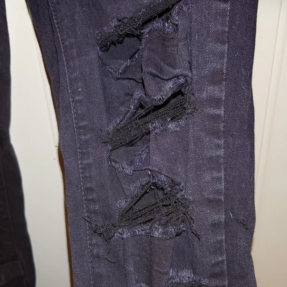 Jeans med snygga detaljer och slitningar. Aldrig använda.  Black Premium by EMP Skarlett Jeans schwarz. Jeans & Byxor.