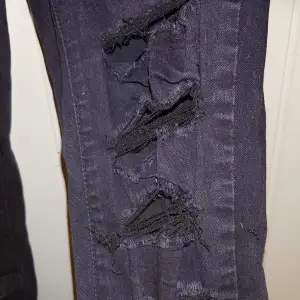 Jeans med snygga detaljer och slitningar. Aldrig använda.  Black Premium by EMP Skarlett Jeans schwarz