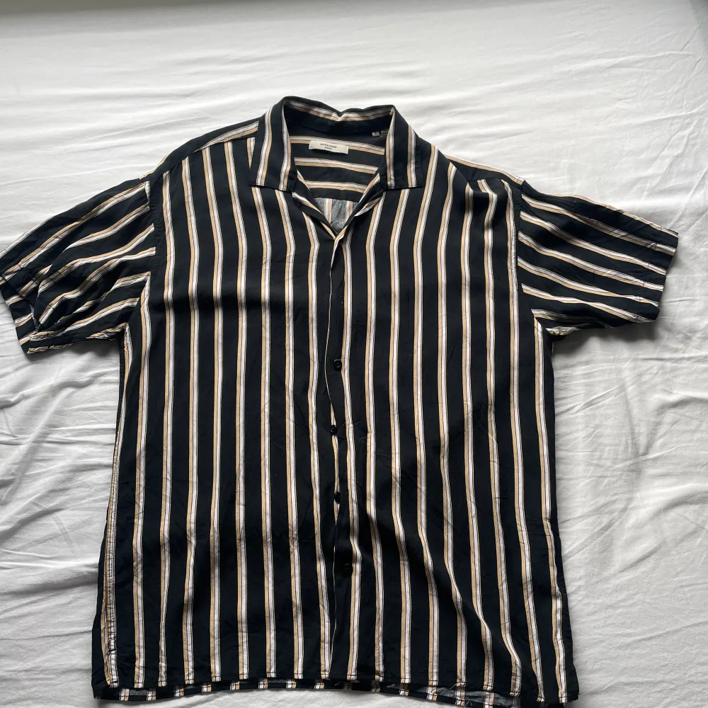 En Nice sommar skjorta  Använd typ 4ggr Skicka: 7/10 Nypris: 600. Skjortor.
