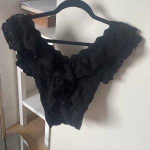 Volangtopp - Fin broderad tröja från Zara använd två gånger 