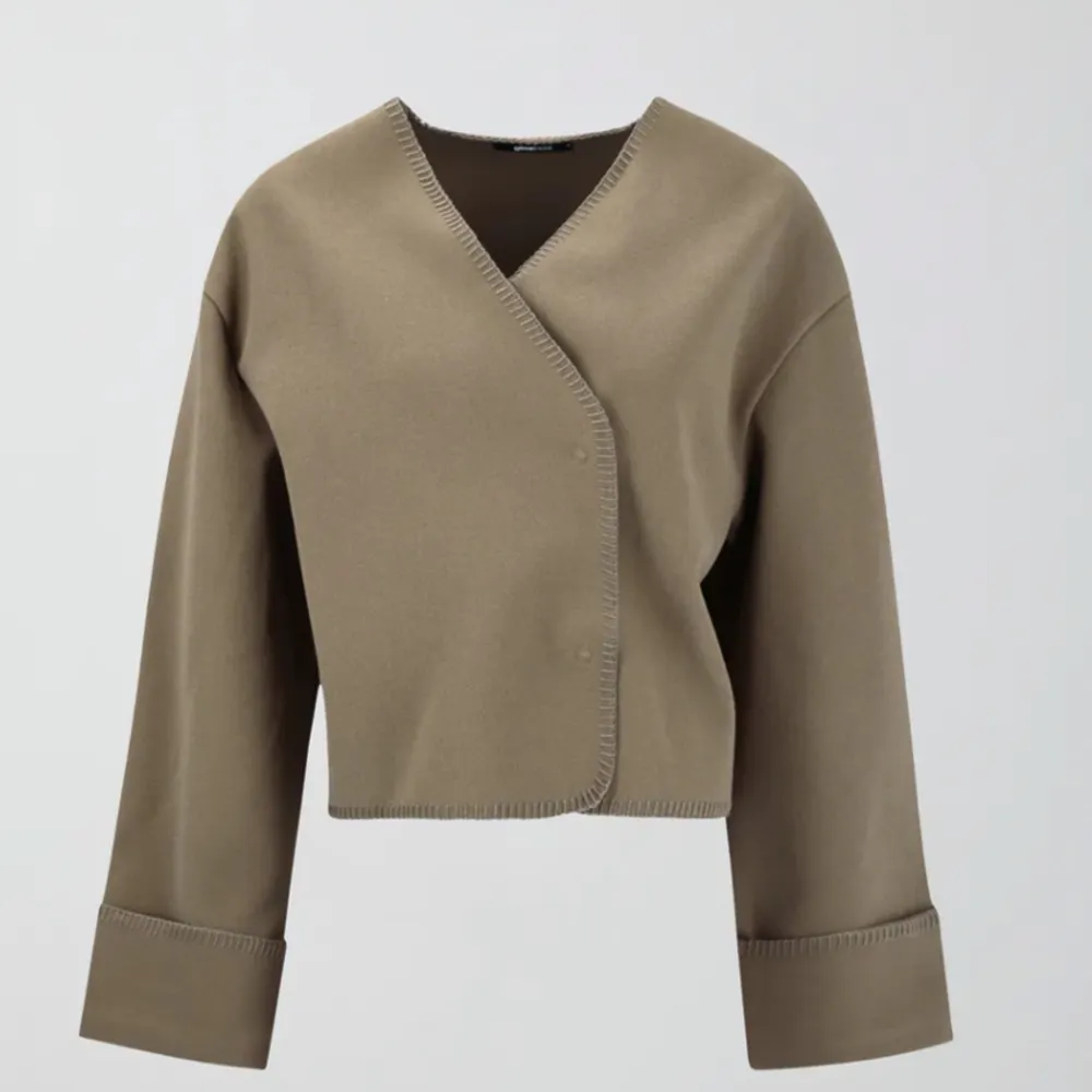 Kort jacka i trikå med oversize fit. Jackan är brun/beige. Den har tryckknappsstängning fram och vid ärm. Köptes på Ginatricot i storlek Xs/S men är oversized i storleken så passar nog upp t M, Säljer för 299kr.. Takit.