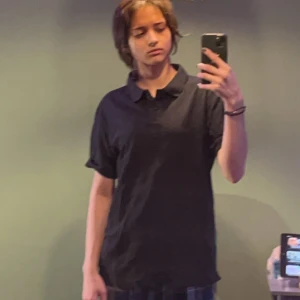 skjorta  - väldigt enkel skjorta om man inte vill sticka ut lite. bra skick och har aldrig använt. jag säljer på grund av att jag inte använder den. hör av er om ni vill ha mer information 💕