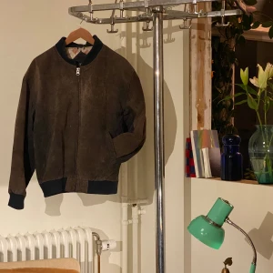 Mocka jacka Neil Martin  - Mocca jacka med siden foder. Köpt second hand, lite slitage/karaktär.  