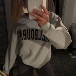 Sweatshirt  - Sweatshirt som knappt är använd, storlek S 